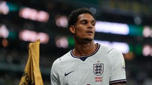 &nbsp;Quansah tiene 23 años y cinco choques internacionalidades con la selección de Inglaterra.