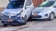 Violento choque en contramano en barrio Sargento Cabral: destruyeron el auto de una familia y se dieron a la fuga