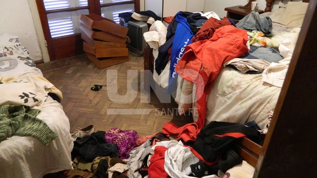 Un caos. Así dejaron un dormitorio los delincuentes tras el atraco. Buscaban dinero.&nbsp;