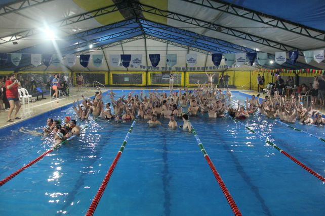 Más de 150 nadadores participaron de los tradicionales 60 de posta americana en Timbúes