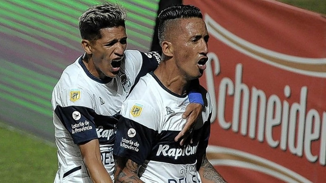 Gimnasia derrotó como visitante a San Lorenzo por 2-1 y sigue con vida en el Grupo B.