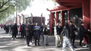 Los hinchas se convocaron en la puerta del Coloso para adquirir su entrada para el choque con Defensa.