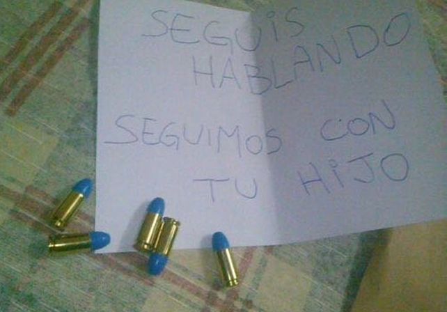 La prueba. La carta y las cinco balas que recibió la familia como amenaza.