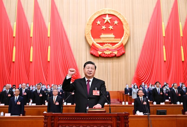 En la foto distribuida por la agencia oficial Xinhua el presidente jura luego de ser votado por unanimidad.