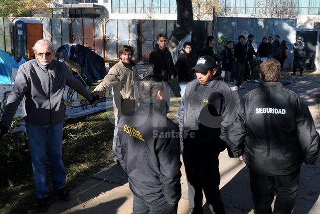 La Guardia Urbana se hizo presente en el parque para cuidar a los obreros.