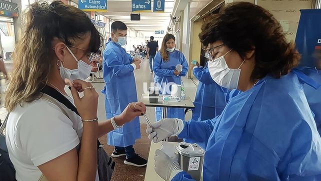 Test de olfato. En la Terminal de Ómnibus se controla en horarios pico a todos los pasajeros que llegan a la ciudad de Santa Fe.