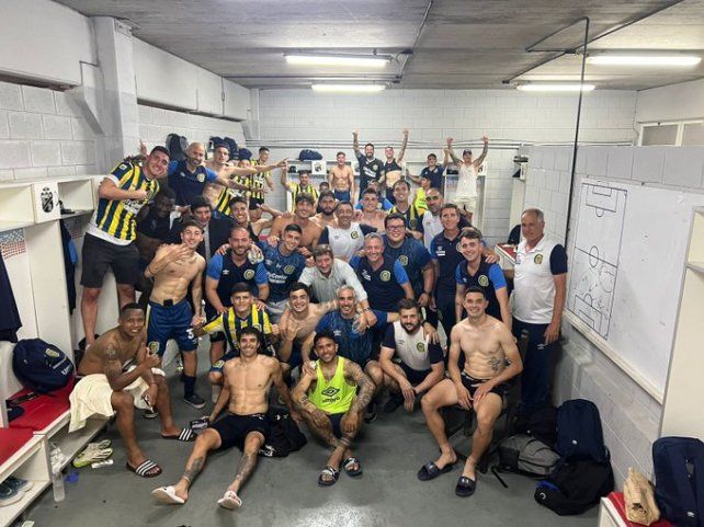 El festejo en vestuario canalla tras vencer a Arsenal.