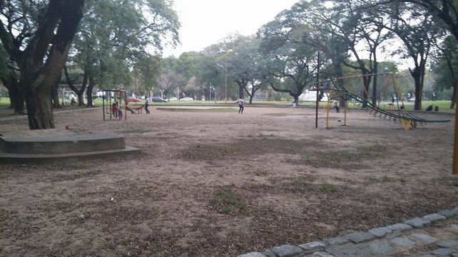Vecinos del Parque Garay piden mantenimiento y más juegos para el arenero