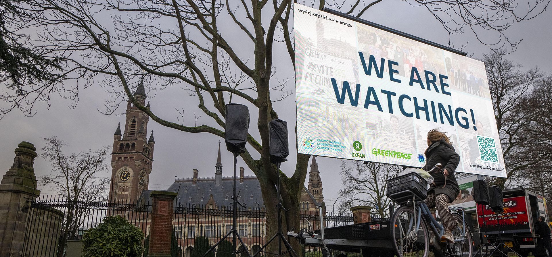 Activistas protestan frente a la Corte Internacional de Justicia, en La Haya, Países Bajos, mientras se abren audiencias sobre lo que los países de todo el mundo están legalmente obligados a hacer para combatir el cambio climático y ayudar a las naciones vulnerables a luchar contra su impacto devastador, el lunes 2 de diciembre de 2024. (Foto AP/Peter Dejong) Activistas protestan frente a la Corte Internacional de Justicia, en La Haya, Países Bajos, mientras se abren audiencias sobre lo que los países de todo el mundo están legalmente obligados a hacer para combatir el cambio climático y ayudar a las naciones vulnerables a luchar contra su impacto devastador, el lunes 2 de diciembre de 2024. (Foto AP/Peter Dejong)