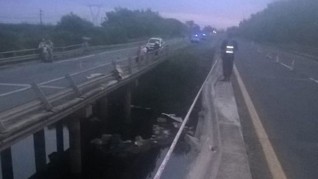 Un camionero murió al caer con su camión debajo de un puente