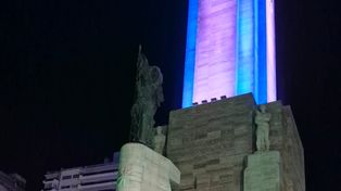 Las obras de restauración del Monumento a la Bandera incluyeron la recuperación de las fuentes de agua de la proa.