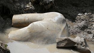 Hallan gigantescas estatuas de faraones en una fosa en un barrio de El Cairo