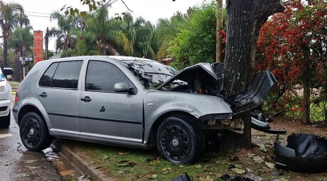 Se cruzó de carril y chocó violentamente contra un árbol