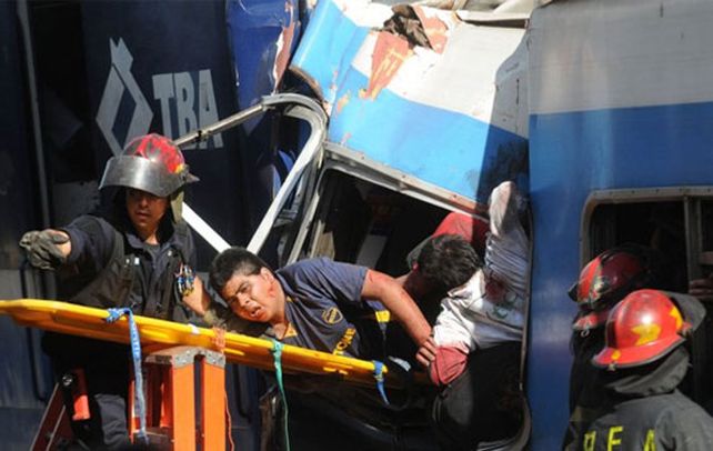 Dantesco. Miguel Gerónimo es rescatado del convoy siniestrado en 2012.