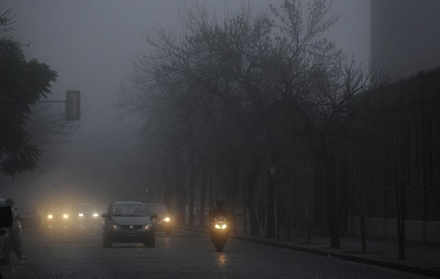 Lanzaron un alerta vial por la densa niebla que cubre Santa Fe y la región