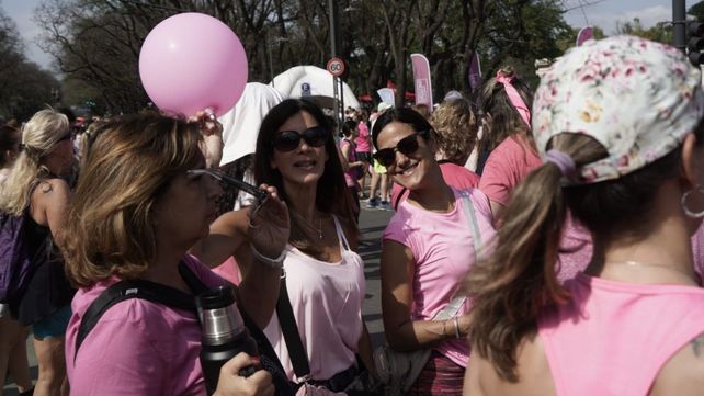Postales de la caminata rosa para concientizar sobre el cáncer de mama
