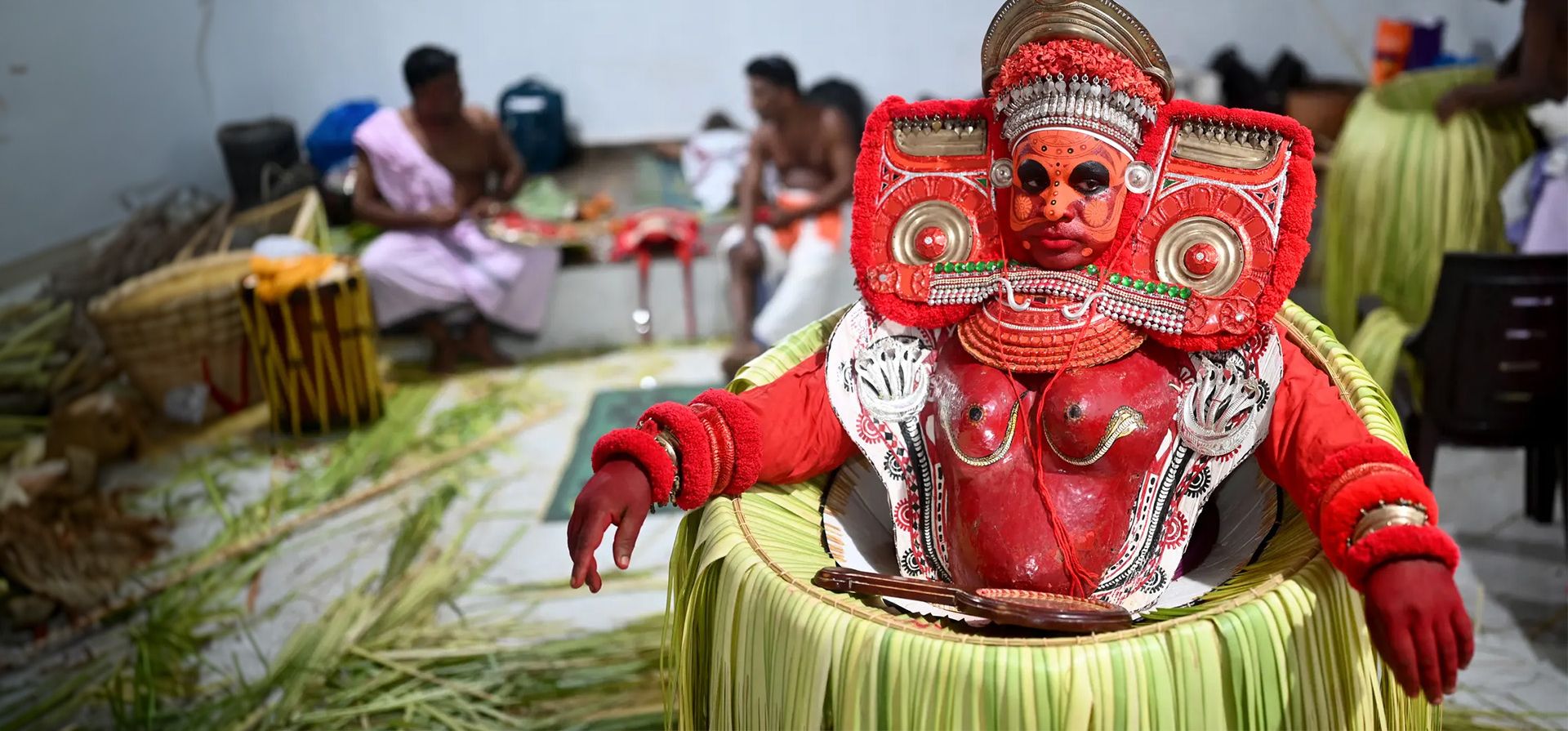 Un artista vestido como la deidad hindú Bhagavathy espera para actuar durante el festival de danza tradicional Theyyam, también conocido como Kaliyattam, en el templo Muthappa Swami, Somwarpet, India. Fotografía: Idrees Mohammed/AFP/Getty Images
