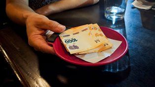El gobierno quiere imponer la propina obligatoria en bares y restaurantes