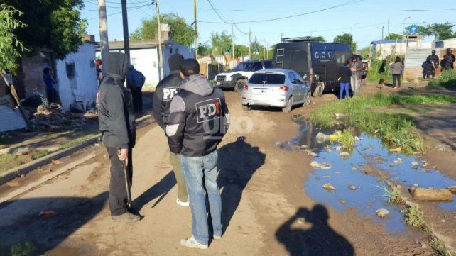 Dos hombres fueron víctimas de un violento ataque a balazos en el barrio Los Troncos Dos hombres fueron víctimas de un violento ataque a balazos en el barrio Los Troncos