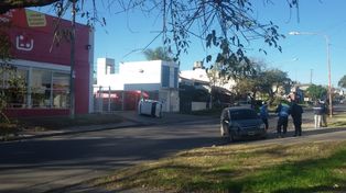 Loca carrera. Fue chocado y terminó tumbado sobre el super. Foto: Gabriel Miño