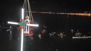 Buzos y cura realizan un Vía Crucis bajo el mar en Puerto Madryn