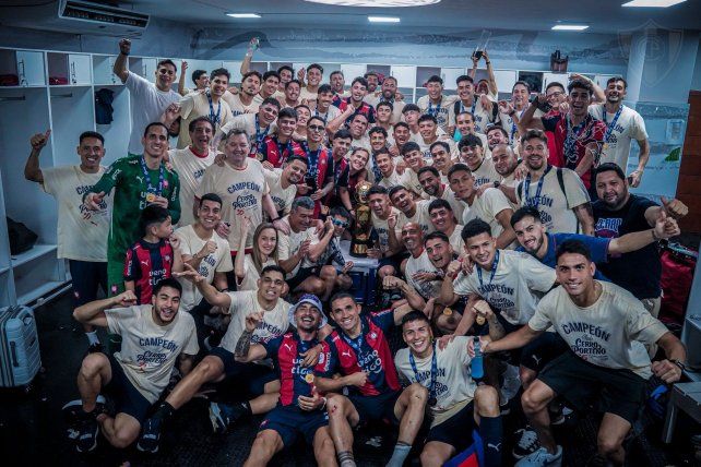 Los futbolistas de Cerro Porteño celebran eufóricos tras la consagración en el fútbol paraguayo.