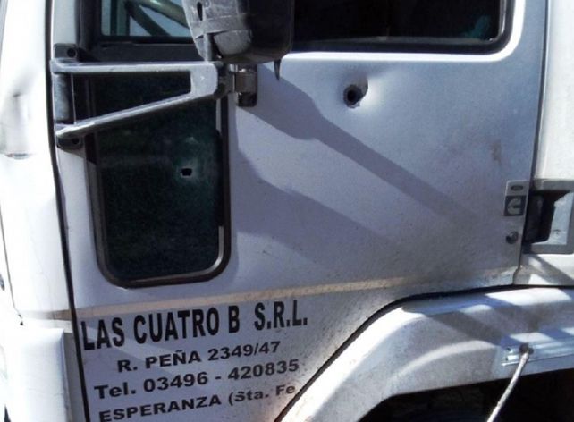 Impacto. Uno de los disparos que recibió el camión ayer por la noche.&nbsp;