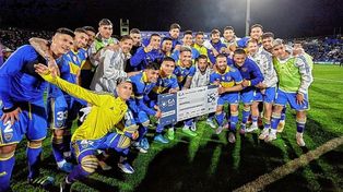 Los jugadores de Boca con el cheque y el pasaporte. Ahora van con Patronato.&nbsp;
