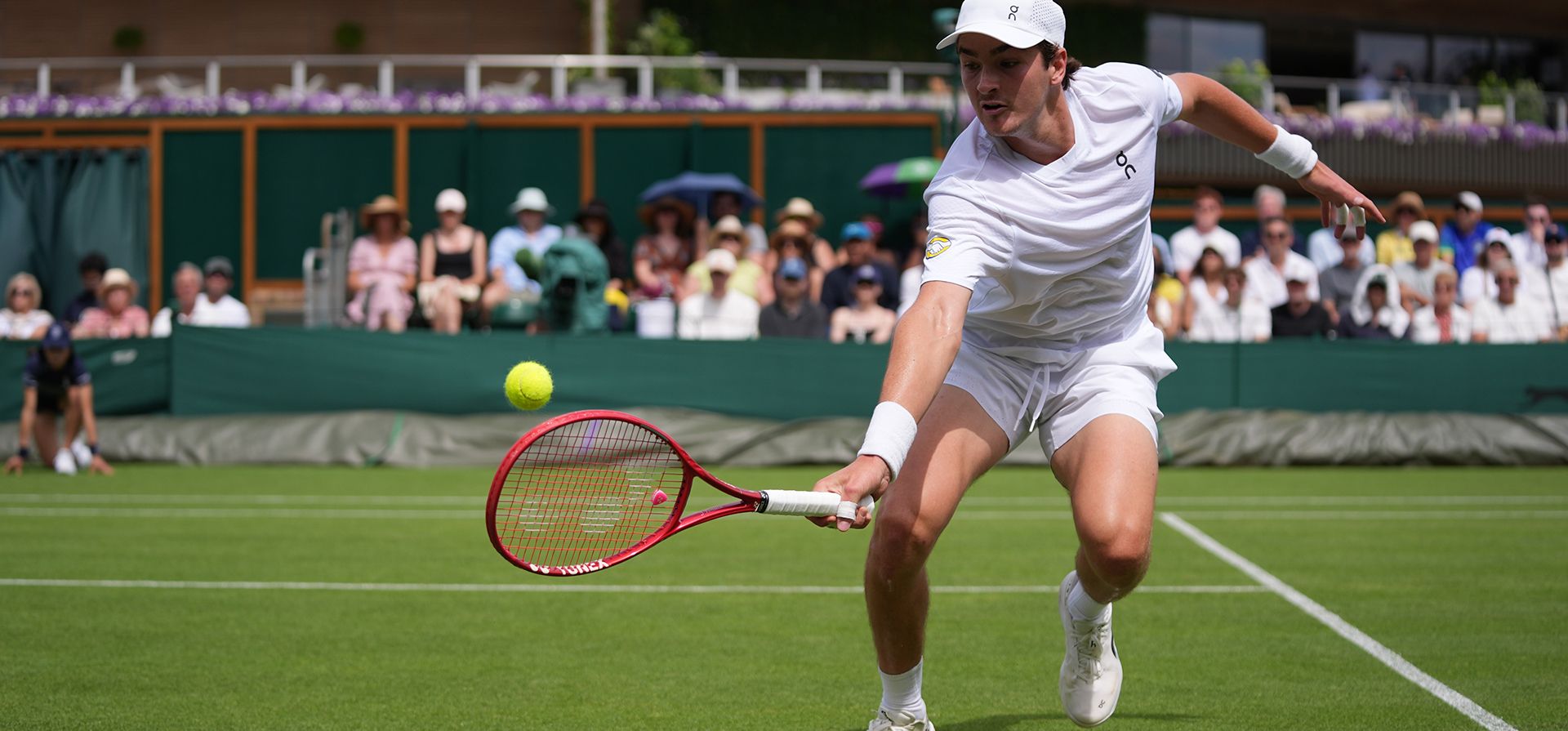Joao Fonseca, de Brasil, intenta devolver la pelota a Roberto Bautista Agut, de España, en su partido de primera ronda de individuales masculinos en el Campeonato de Wimbledon de Londres, el lunes 29 de junio de 2026. (Foto AP/Maja Smiejkowska)