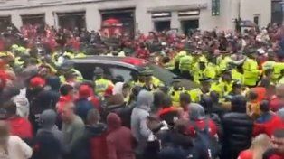 Un conductor irrumpió en el festejo del Liverpool y atropelló a los hinchas