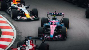 Franco Colapinto encara la salida de la primera chicana de Canadá detrás de Charles Leclerc y delante de Liam Lawson. Desde ahí hasta el final, una carrera sólida.