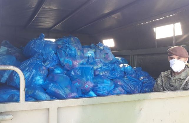 Los camiones unimog del Ejército Argentino ingresando con bolsones de alimentos y limpieza a los barrios&nbsp;del cordón oeste santafesino.