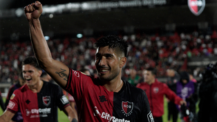 El partido terminó y Luciano Lollo, autor del 2 a 0, celebra el gran triunfo de Newells sobre Boca.