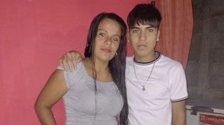 Agustín, en una foto con su mamá Vanesa, quien dijo que no hubo peleas entre bandas ni que fue a la salida de un boliche.&nbsp;