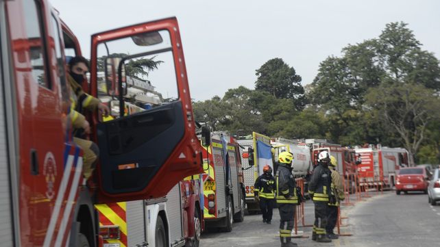 Bomberos voluntarios de distintos puntos del sur provincial realizaron una protesta en el Monumento para exigir la vacuna.
