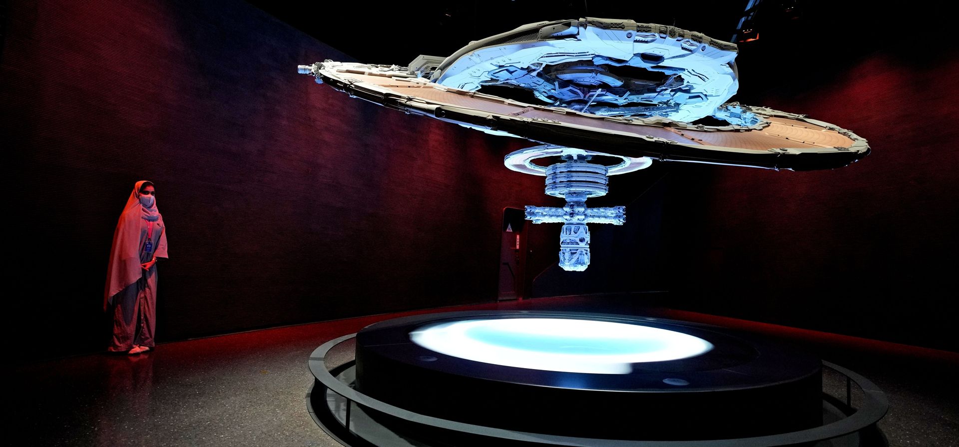 Un miembro del personal recibe a los visitantes en el Museo del Futuro, en Dubái, Emiratos Árabes Unidos, el miércoles 23 de febrero de 2022. Dubái ha presentado un nuevo museo arquitectónicamente impresionante que imagina cómo sería el mundo dentro de 50 años.