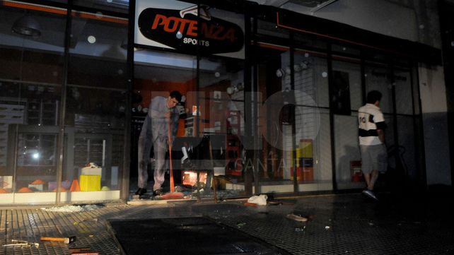 Caos. Multiples locales de la ciudad debieron sacar sus productos y mercaderías tras la crisis.&nbsp;