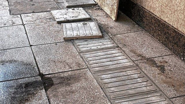 Santa Fe: cambiaron baldosas podotáctiles que habían puesto al revés.