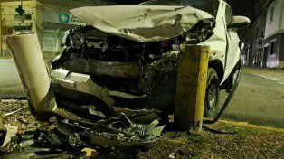 Impactante choque entre dos autos en pleno centro: uno terminó en la vereda
