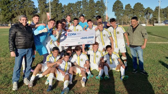 Canalla felices. Rosario Central dio un salto de calidad en Carcarañá al vencer a Cremería con goles de Alarcón y Módica.&nbsp;