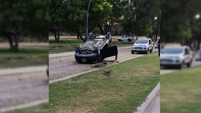 Dos jóvenes de 19 años fueron atendidos en el hospital de La Paz tras volcar un auto en paseo Alfonsín.&nbsp;