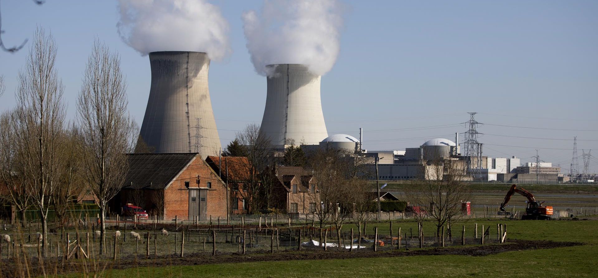 Un tractor trabaja la tierra en una granja frente a una planta de energía nuclear en Doel, Bélgica. El gobierno belga se compromete a eliminar gradualmente las plantas nucleares actuales para 2025, con estaciones de servicio contaminantes utilizadas como puente. hacia fuentes sostenibles y posibles opciones nucleares de nueva tecnología más adelante. Foto: AP 