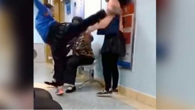 El tremendo ataque de un nene a su mamá porque no le quiso prestar el teléfono celular