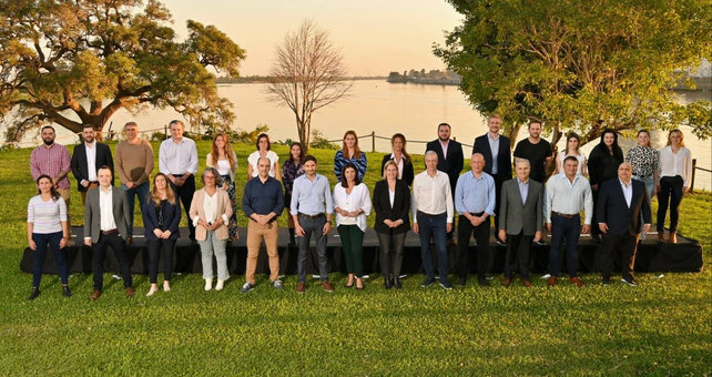 Pullaro junto a la vicegobernadora Gisela Scaglia (PRO), la presidenta de Diputados, Clara Garc&iacute;a (PS), y el resto de los integrantes de la bancada de Unidos en la C&aacute;mara baja.&nbsp;
