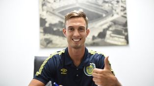 Juan Cruz Komar celebra con una amplia sonrisa haber logrado cerrar su contrato con Rosario Central.