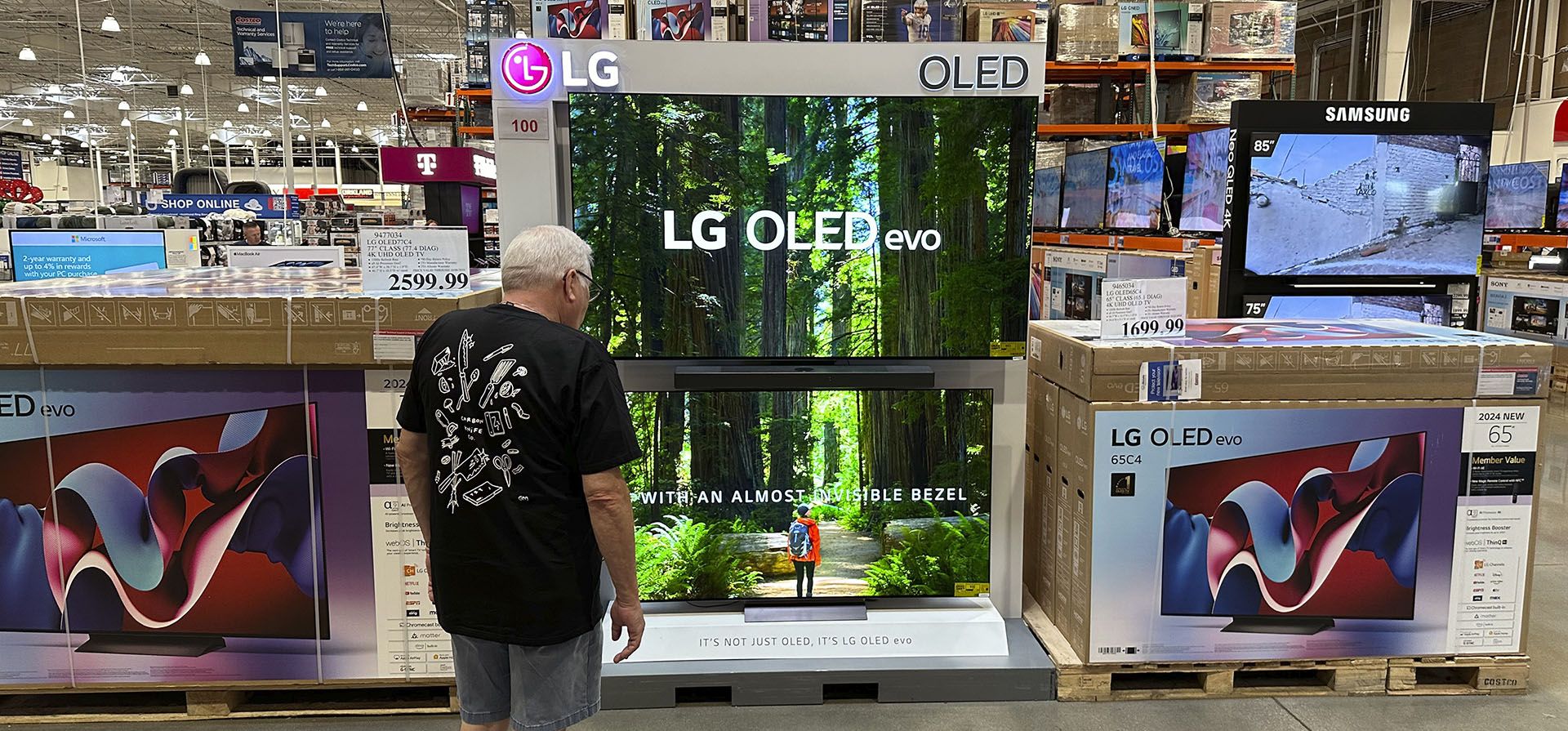 Un comprador examina televisores de pantalla grande en exhibición en un almacén de Costco el jueves 19 de septiembre de 2024, en Lone Tree, Colorado. (Foto AP/David Zalubowski) Un comprador examina televisores de pantalla grande en exhibición en un almacén de Costco el jueves 19 de septiembre de 2024, en Lone Tree, Colorado. (Foto AP/David Zalubowski)