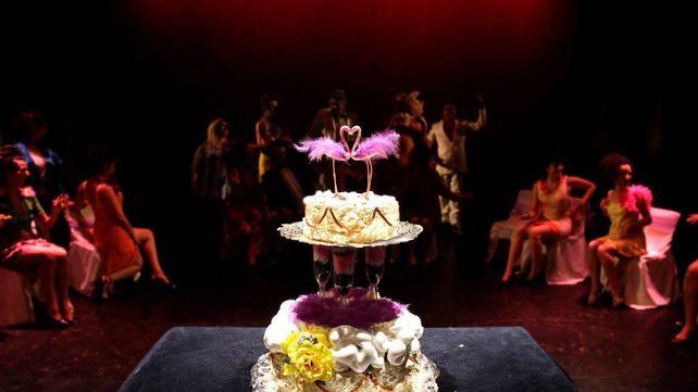 Escena. Una visión crítica del ritual tradicional del casamiento a través de la parodia.