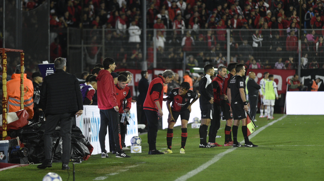 Facundo Guch ya dejó el campo de juego, con evidentes signos de dolor.
