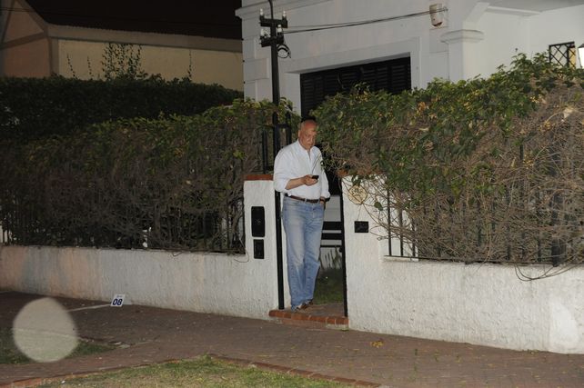 La noche. El gobernador frente a su casa