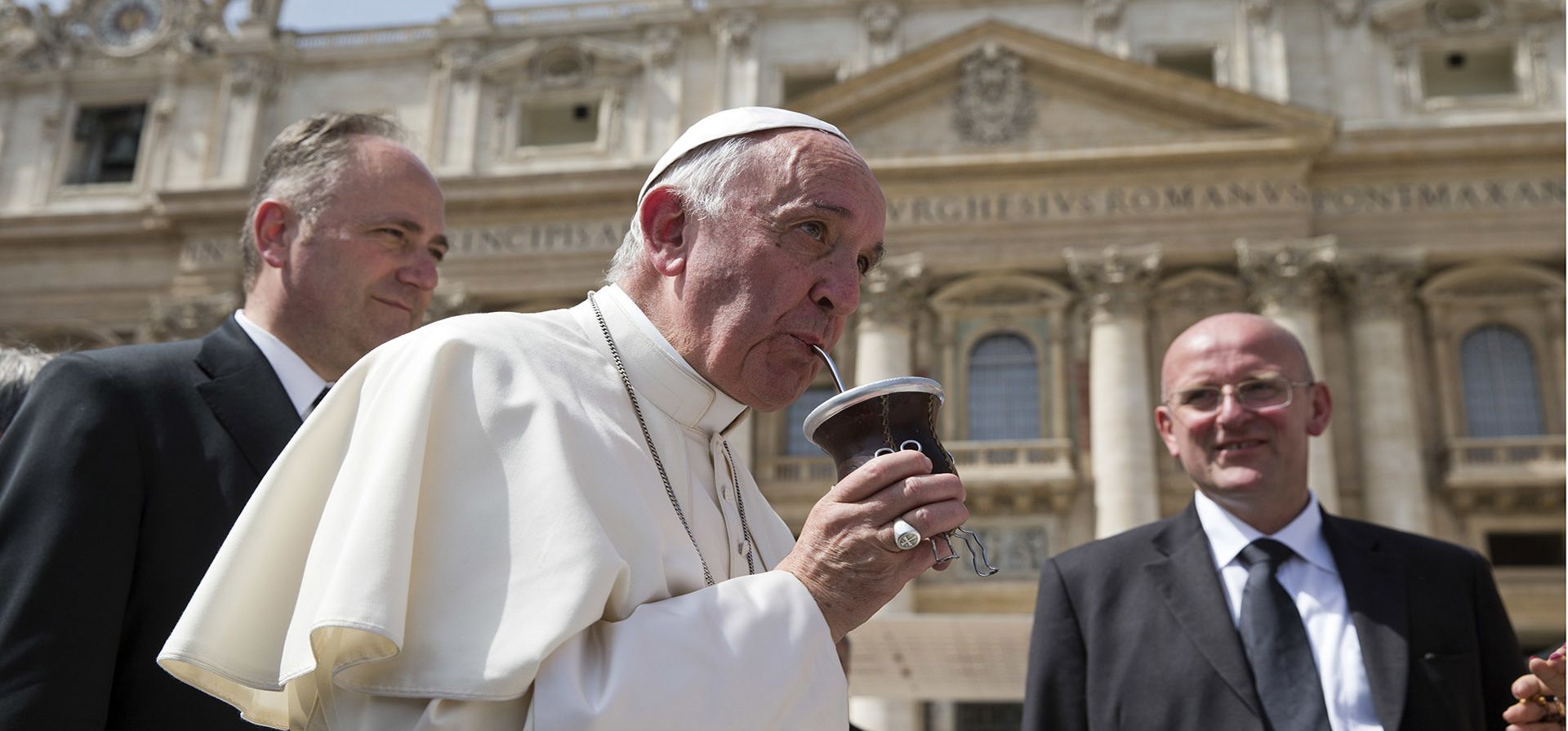 El papa Francisco toma mate al final de su audiencia general semanal, en la Plaza de San Pedro del Vaticano, el 6 de abril de 2016. (Foto AP/Andrew Medichini, archivo) El papa Francisco toma mate al final de su audiencia general semanal, en la Plaza de San Pedro del Vaticano, el 6 de abril de 2016. (Foto AP/Andrew Medichini, archivo)